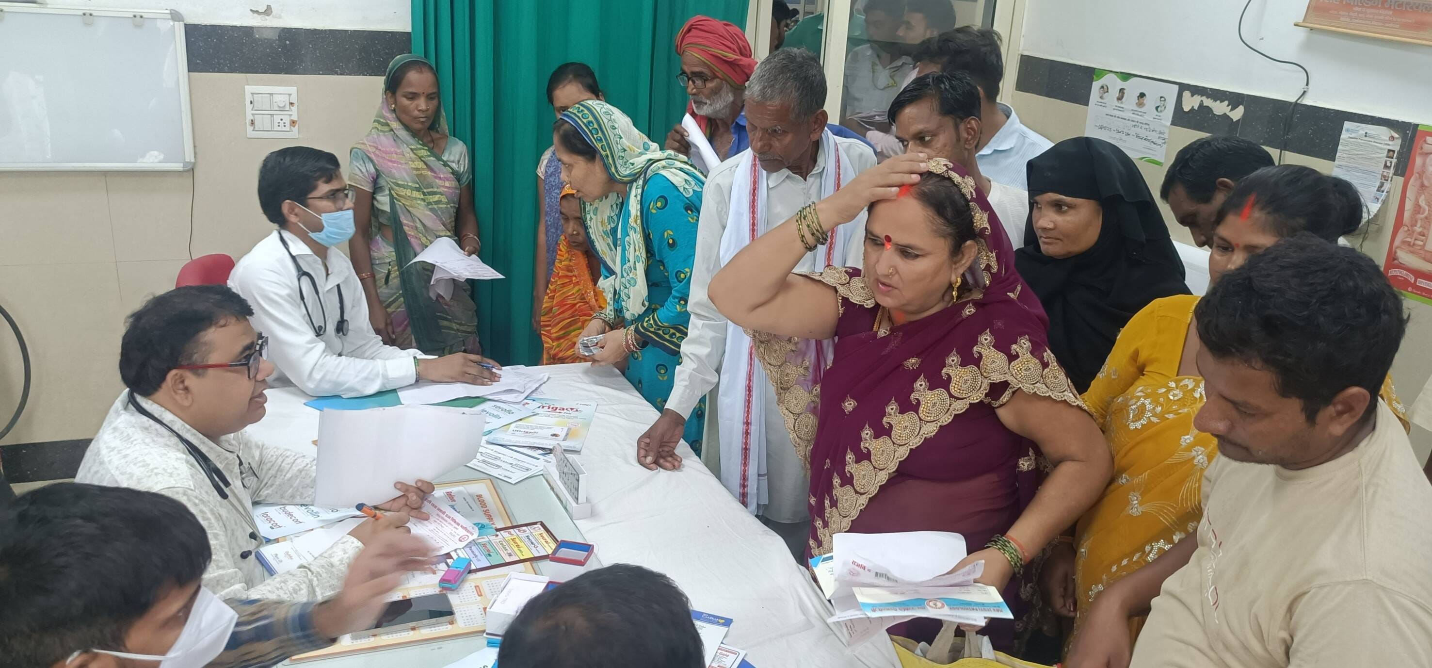 दर्शननगर स्थित मेडिकल कॉलेज में मरीज का उपचार करते चिकित्सक। दर्शननगर स्थित मेडिकल कॉलेज में 