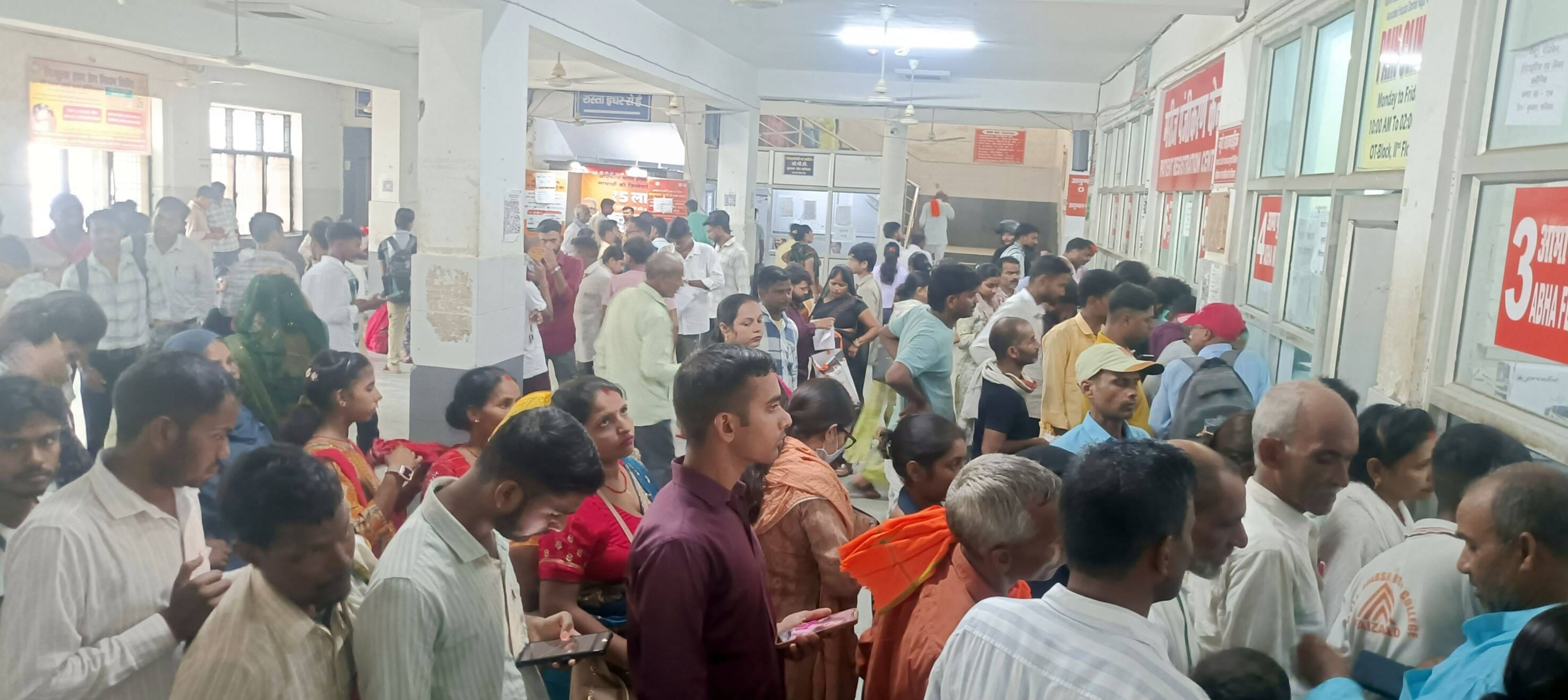 दर्शननगर स्थित मेडिकल कॉलेज में मरीज का उपचार करते चिकित्सक। दर्शननगर स्थित मेडिकल कॉलेज में 
