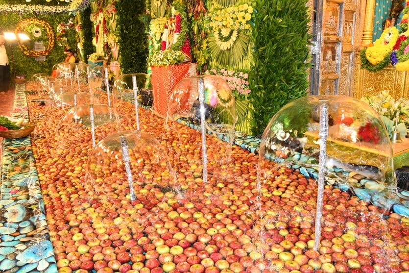 वाराणसी में रविवार को साकेतनगर स्थित त्रिदेव मंदिर में सजी  मनमोहक राधा कृष्ण की  झांकी । संव