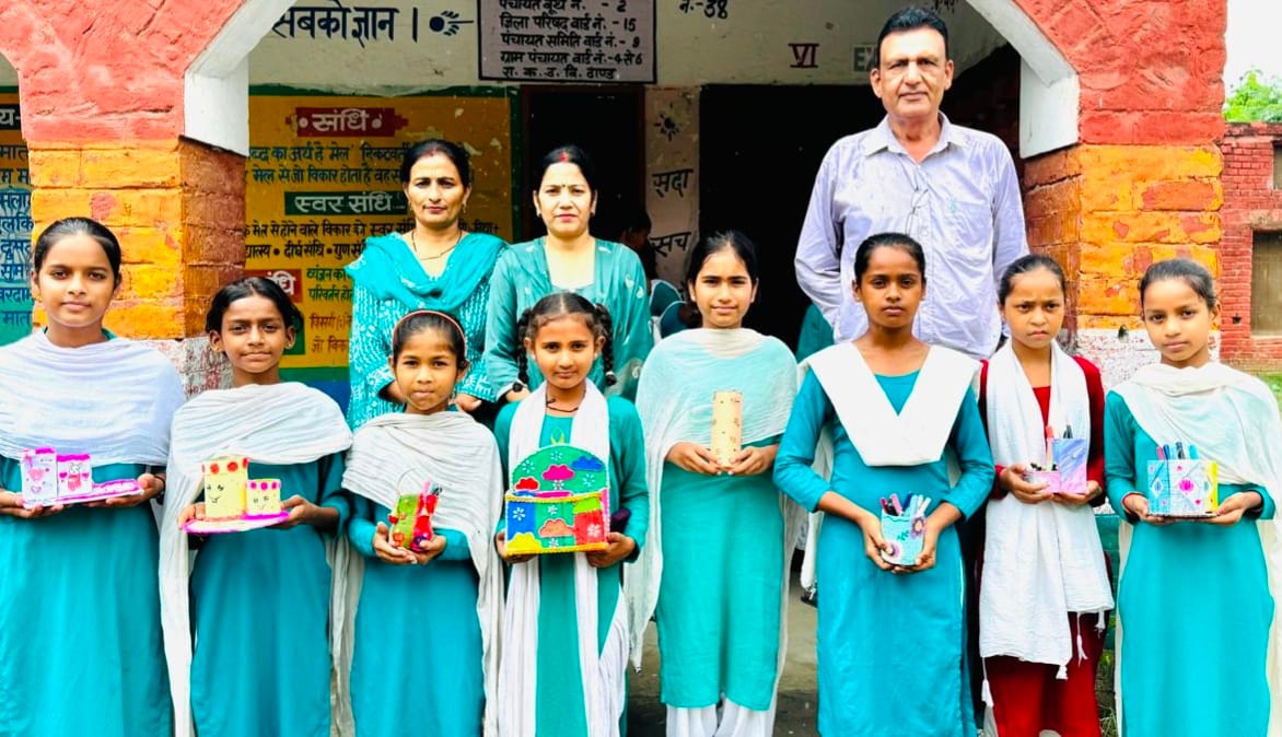 24 ढांड 01 वेस्ट मटेरियल से बनाई गई कलात्मक वस्तुएं दिखाते हुए छात्राएं। 24 ढांड 01 वेस्ट मटेरियल से बनाई गई कलात्मक वस्तुएं दिखाते हुए छात्राएं।