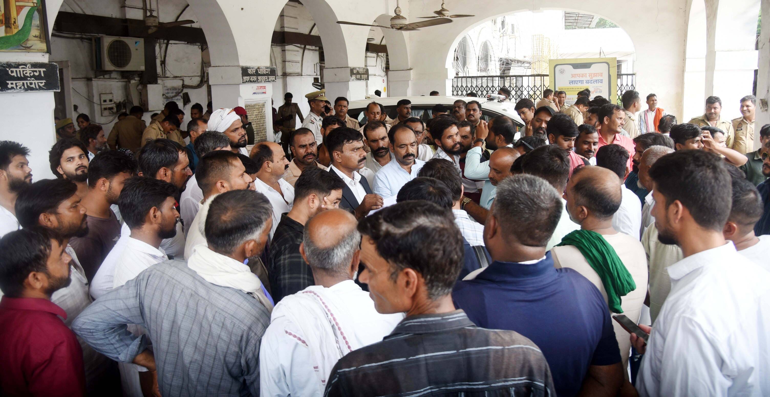 243 भैंसों की नीलामी से पहले निगम मुख्यालय पर सपाइयों ने प्रदर्शन किया। 243 भैंसों की नीलामी से पहले निगम मुख्यालय पर सपाइयों ने प्रदर्शन किया।