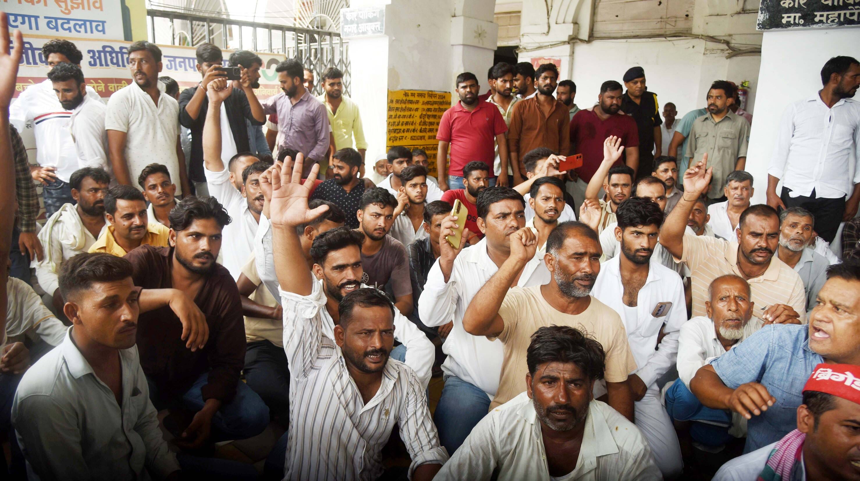 243 भैंसों की नीलामी से पहले निगम मुख्यालय पर सपाइयों ने प्रदर्शन किया। 243 भैंसों की नीलामी से पहले निगम मुख्यालय पर सपाइयों ने प्रदर्शन किया।