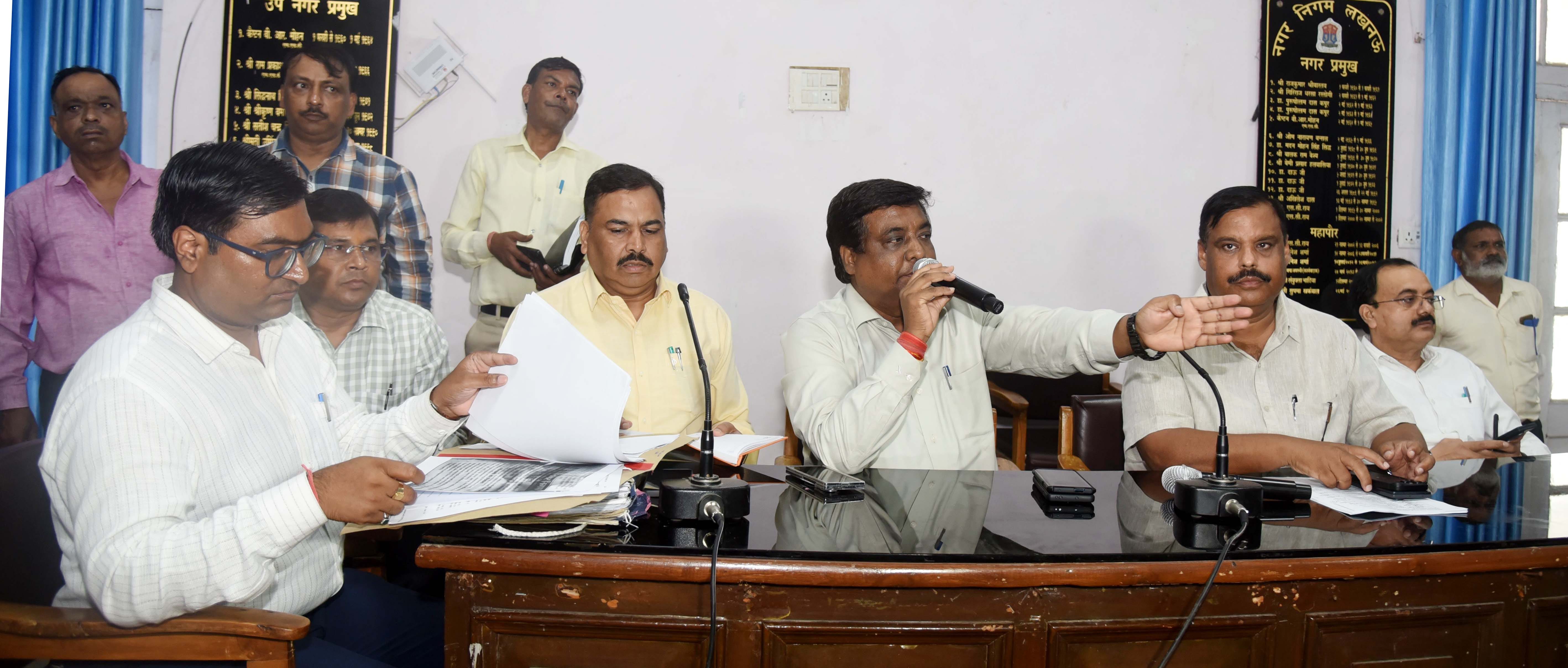 243 भैंसों की नीलामी से पहले निगम मुख्यालय पर सपाइयों ने प्रदर्शन किया। 243 भैंसों की नीलामी से पहले निगम मुख्यालय पर सपाइयों ने प्रदर्शन किया।