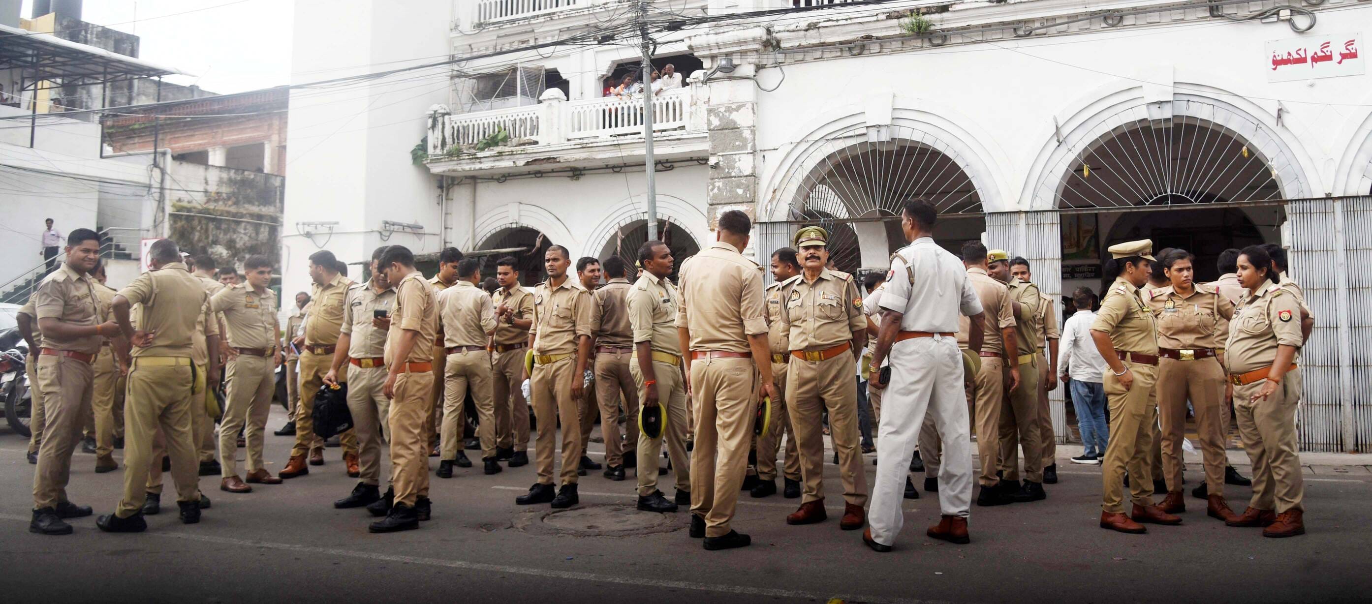 243 भैंसों की नीलामी से पहले निगम मुख्यालय पर सपाइयों ने प्रदर्शन किया। 243 भैंसों की नीलामी से पहले निगम मुख्यालय पर सपाइयों ने प्रदर्शन किया।
