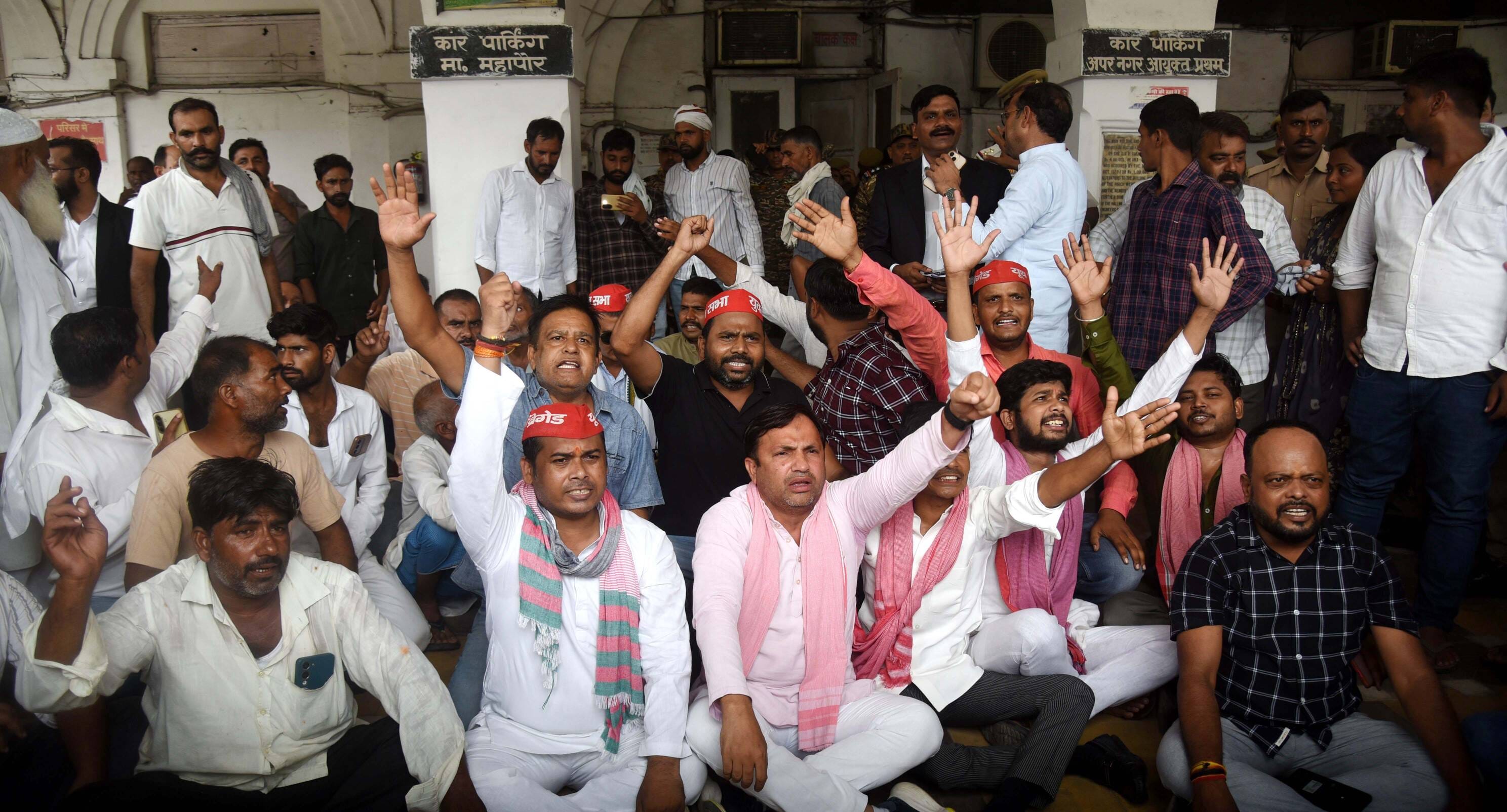 243 भैंसों की नीलामी से पहले निगम मुख्यालय पर सपाइयों ने प्रदर्शन किया। 243 भैंसों की नीलामी से पहले निगम मुख्यालय पर सपाइयों ने प्रदर्शन किया।