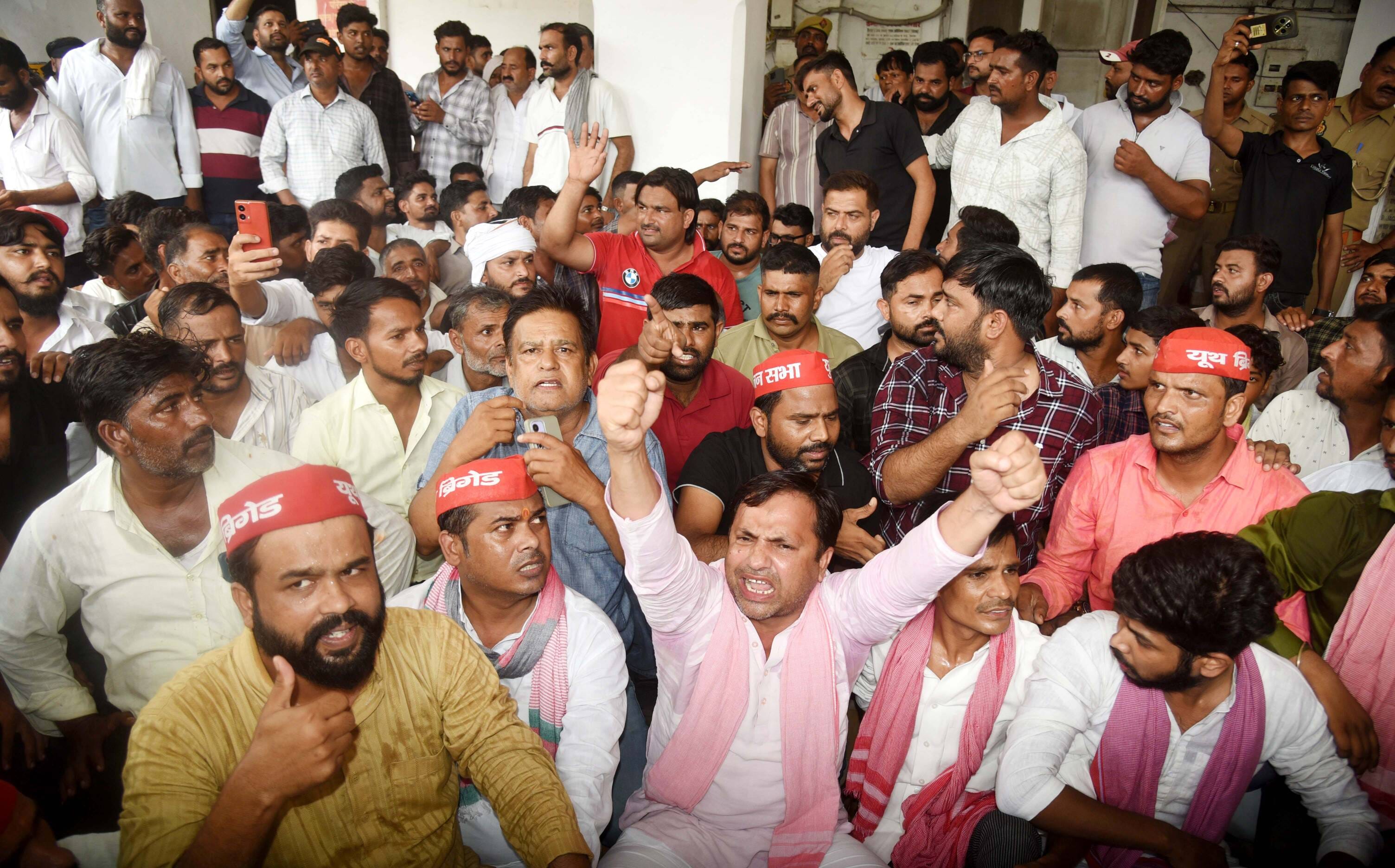 243 भैंसों की नीलामी से पहले निगम मुख्यालय पर सपाइयों ने प्रदर्शन किया। 243 भैंसों की नीलामी से पहले निगम मुख्यालय पर सपाइयों ने प्रदर्शन किया।