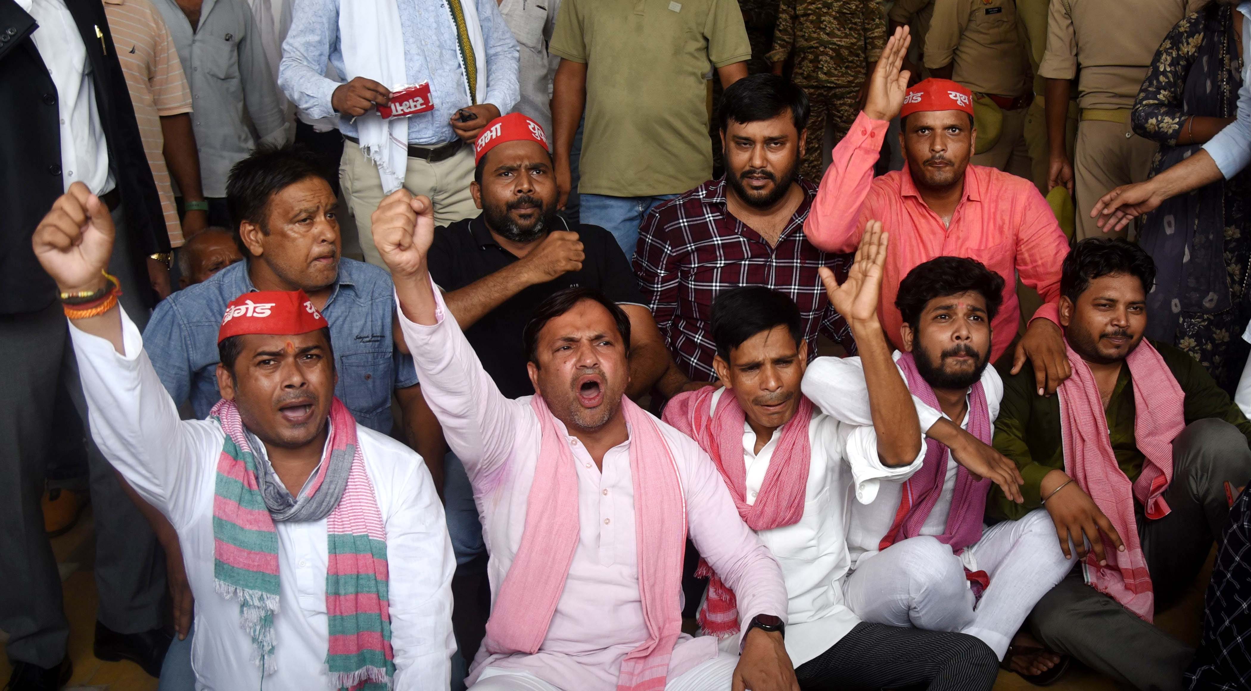 243 भैंसों की नीलामी से पहले निगम मुख्यालय पर सपाइयों ने प्रदर्शन किया। 243 भैंसों की नीलामी से पहले निगम मुख्यालय पर सपाइयों ने प्रदर्शन किया।