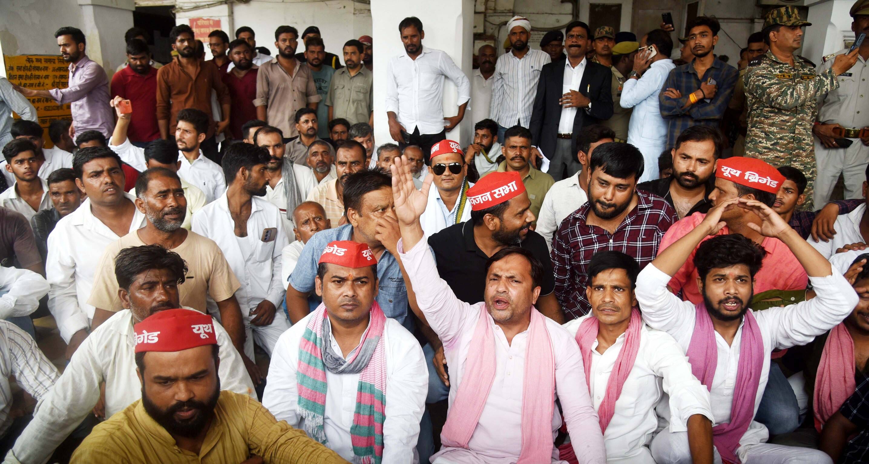 243 भैंसों की नीलामी से पहले निगम मुख्यालय पर सपाइयों ने प्रदर्शन किया। 243 भैंसों की नीलामी से पहले निगम मुख्यालय पर सपाइयों ने प्रदर्शन किया।