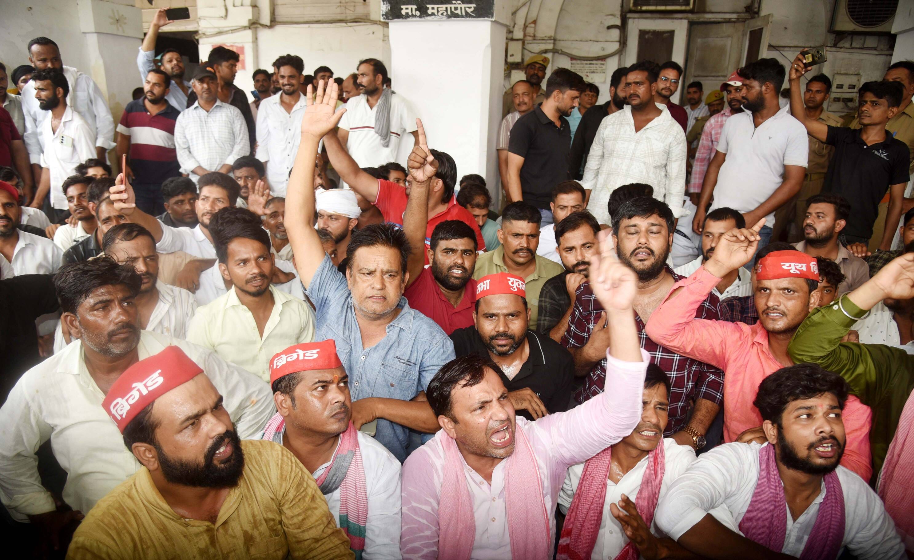 243 भैंसों की नीलामी से पहले निगम मुख्यालय पर सपाइयों ने प्रदर्शन किया। 243 भैंसों की नीलामी से पहले निगम मुख्यालय पर सपाइयों ने प्रदर्शन किया।