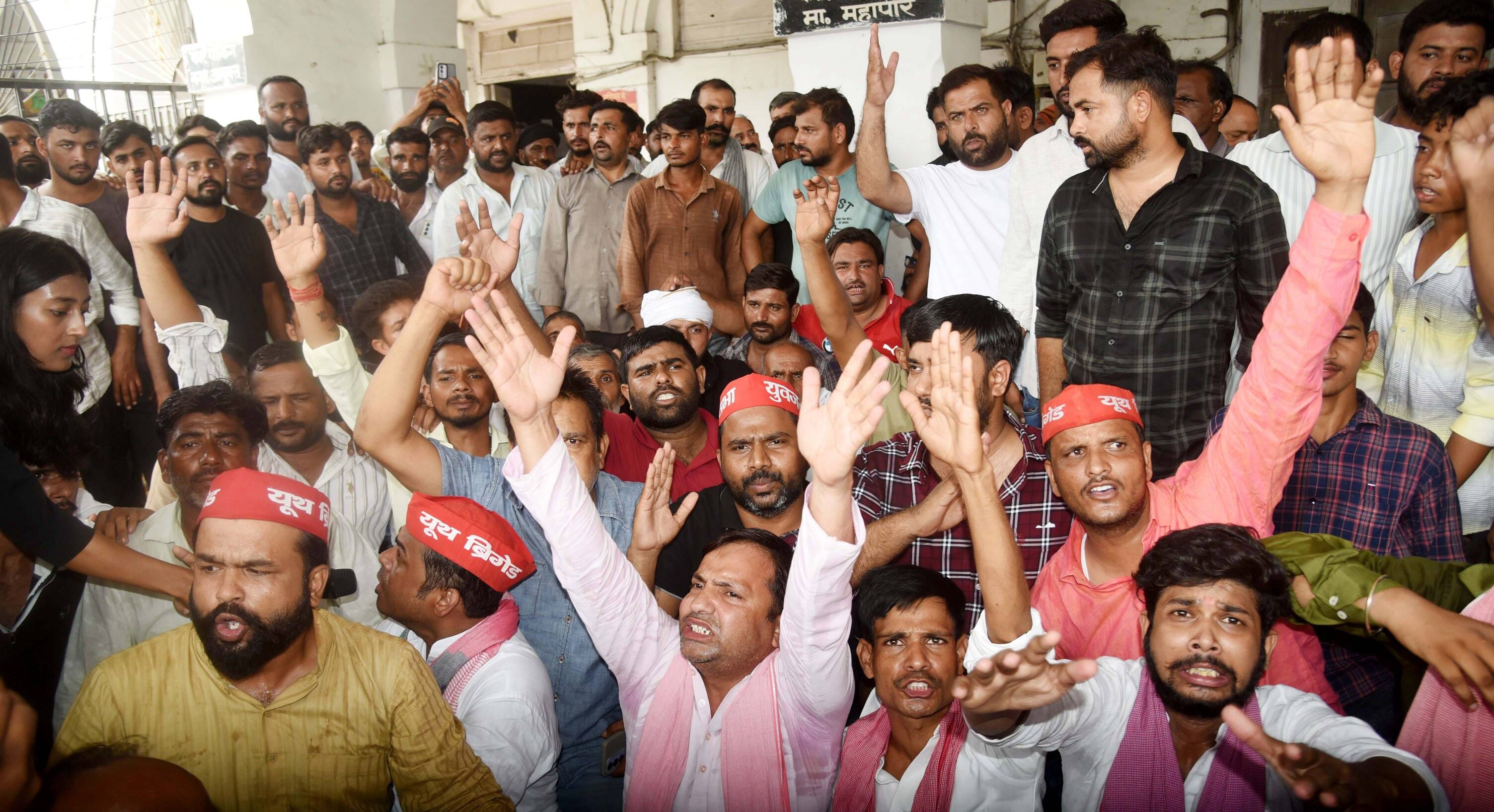 243 भैंसों की नीलामी से पहले निगम मुख्यालय पर सपाइयों ने प्रदर्शन किया। 243 भैंसों की नीलामी से पहले निगम मुख्यालय पर सपाइयों ने प्रदर्शन किया।