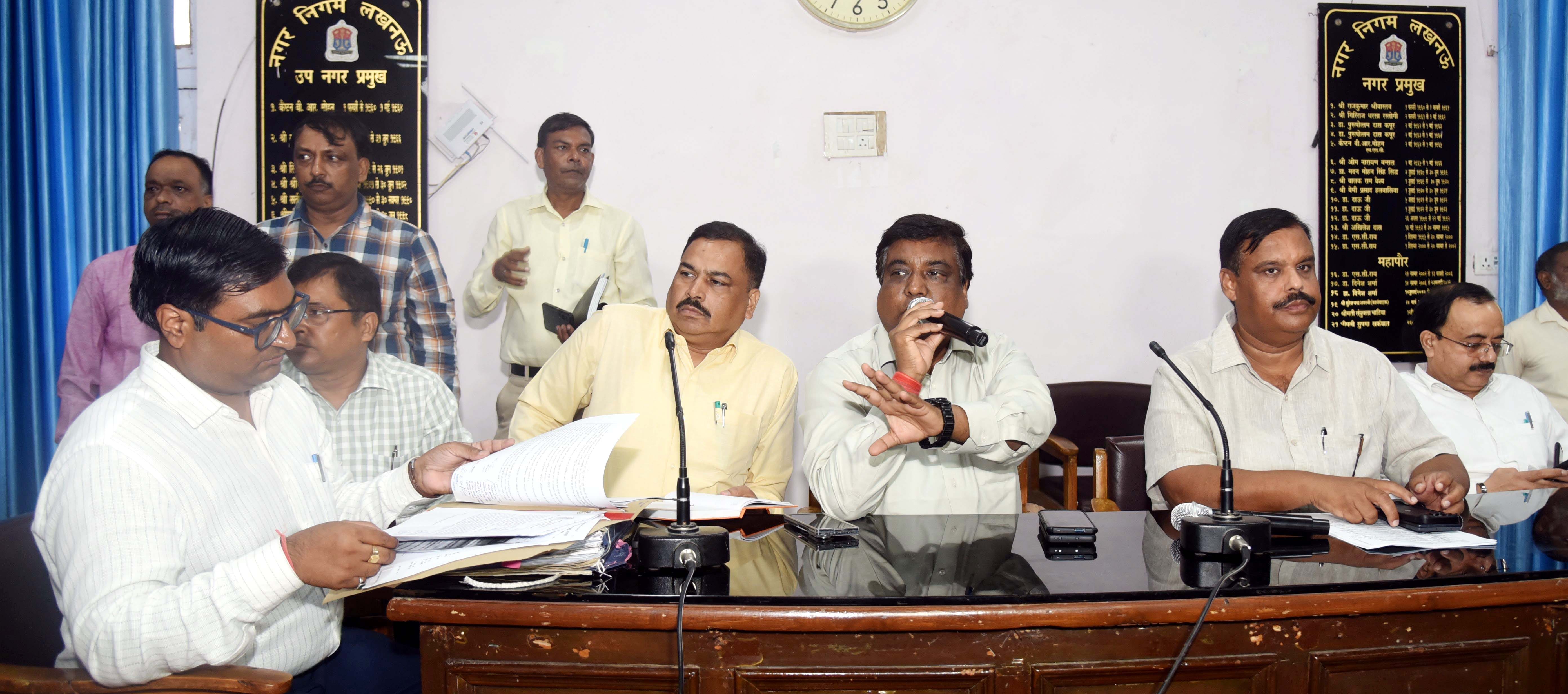 243 भैंसों की नीलामी से पहले निगम मुख्यालय पर सपाइयों ने प्रदर्शन किया। 243 भैंसों की नीलामी से पहले निगम मुख्यालय पर सपाइयों ने प्रदर्शन किया।