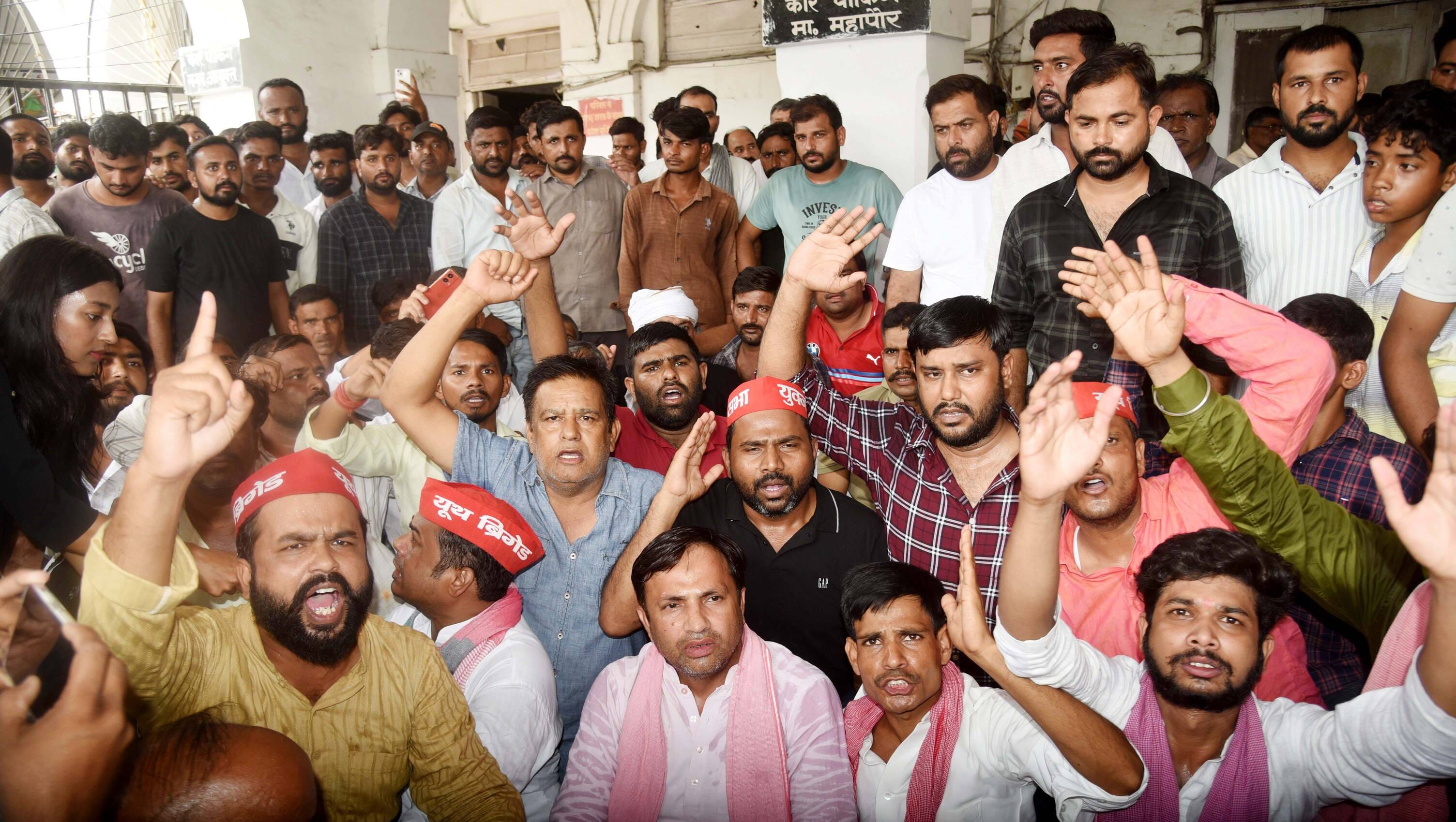 243 भैंसों की नीलामी से पहले निगम मुख्यालय पर सपाइयों ने प्रदर्शन किया। 243 भैंसों की नीलामी से पहले निगम मुख्यालय पर सपाइयों ने प्रदर्शन किया।