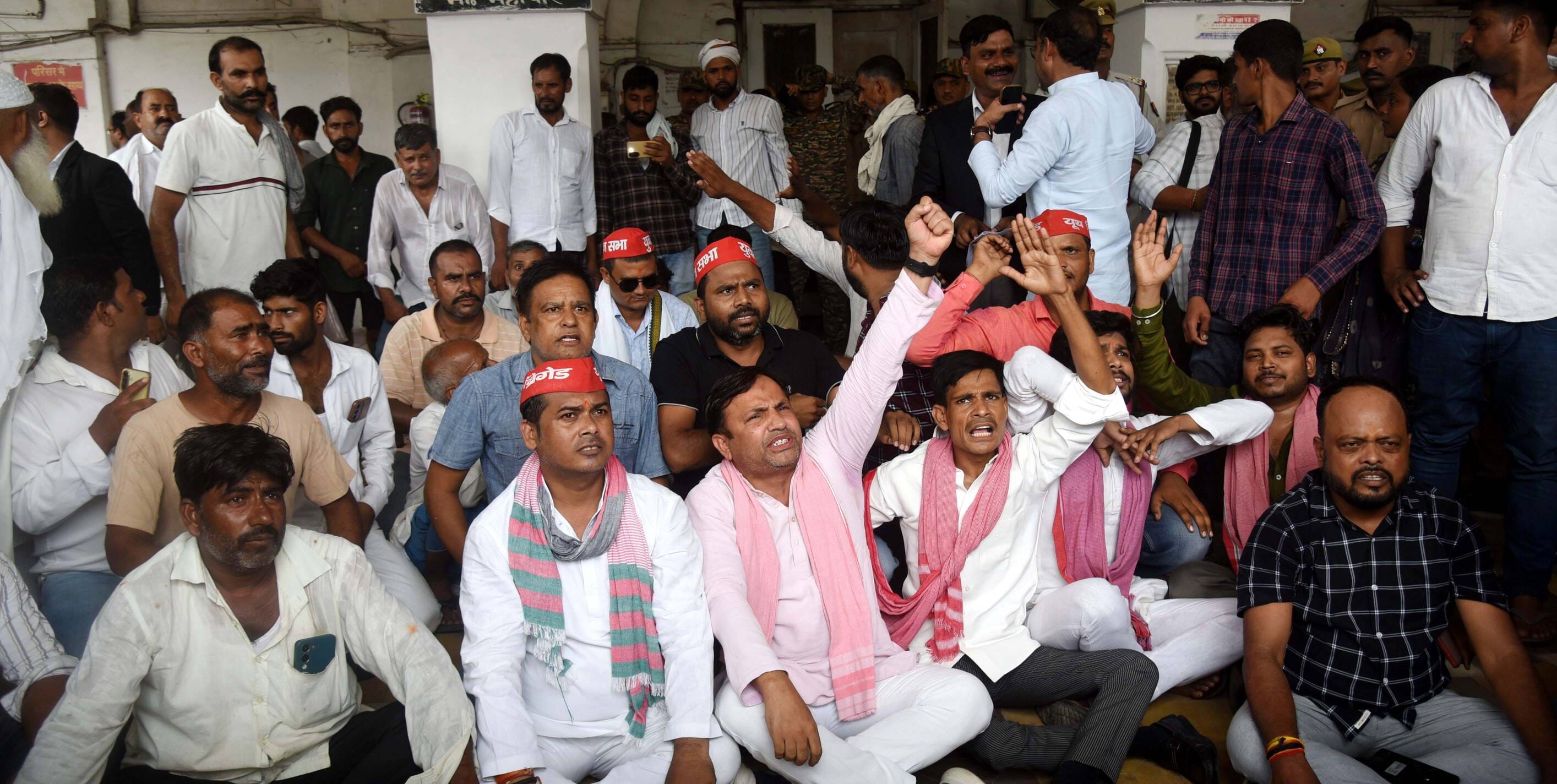 243 भैंसों की नीलामी से पहले निगम मुख्यालय पर सपाइयों ने प्रदर्शन किया। 243 भैंसों की नीलामी से पहले निगम मुख्यालय पर सपाइयों ने प्रदर्शन किया।