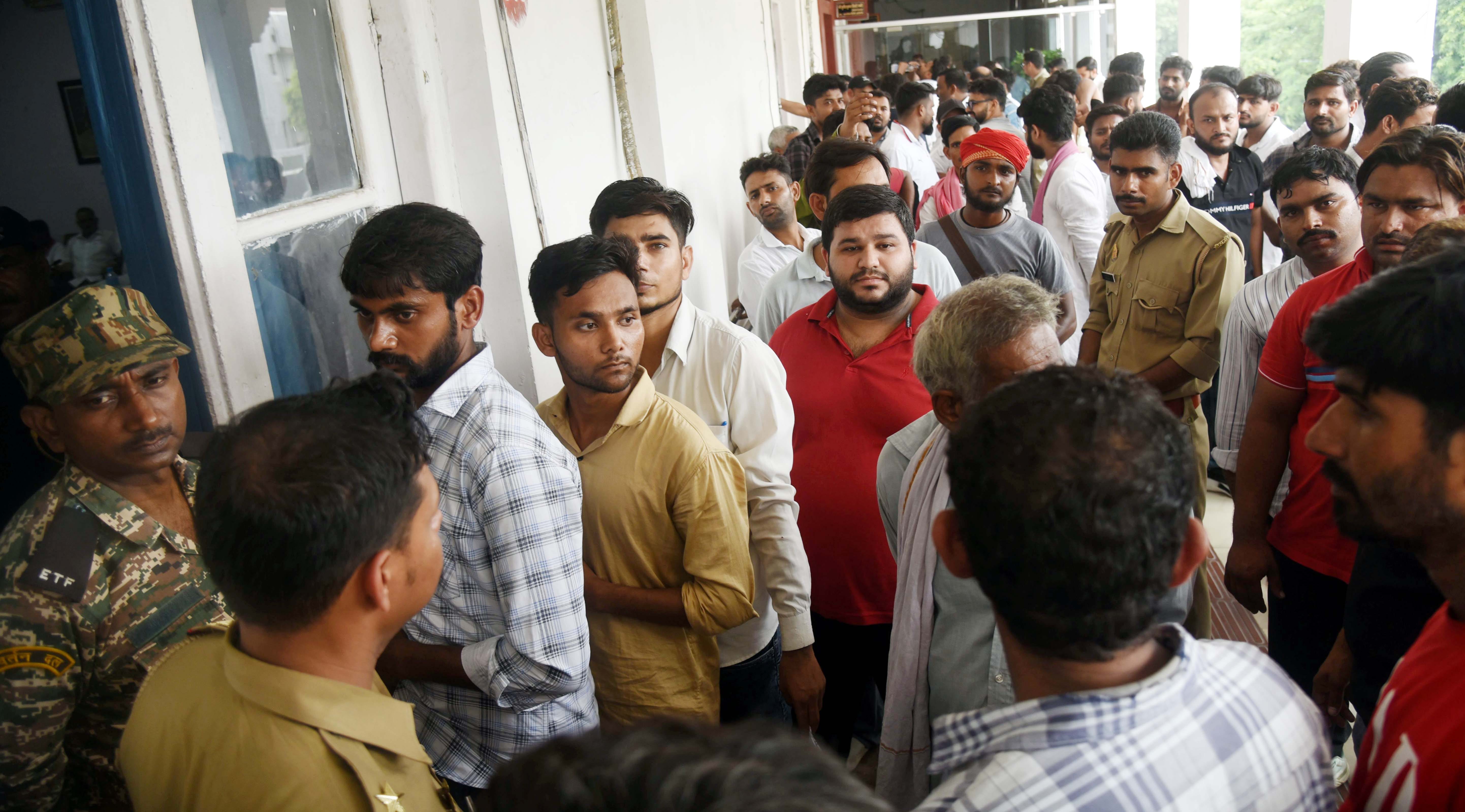 243 भैंसों की नीलामी से पहले निगम मुख्यालय पर सपाइयों ने प्रदर्शन किया। 243 भैंसों की नीलामी से पहले निगम मुख्यालय पर सपाइयों ने प्रदर्शन किया।