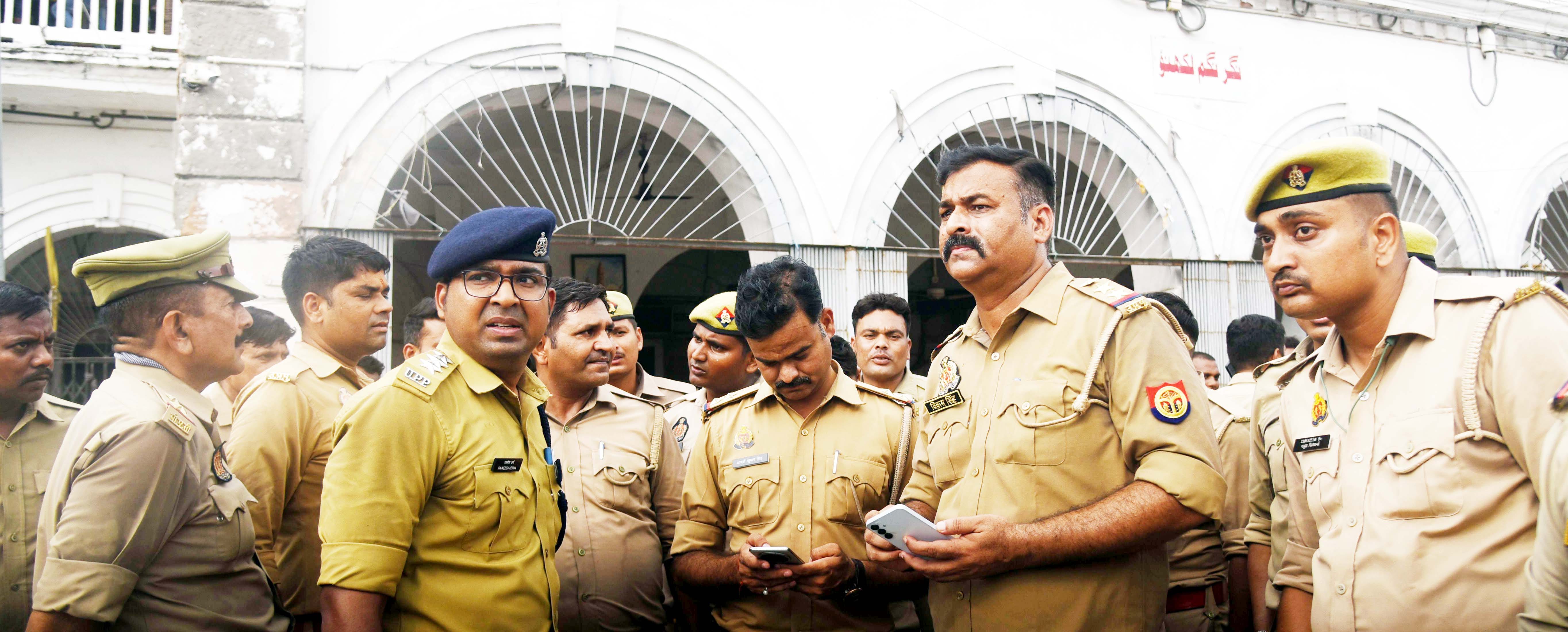 243 भैंसों की नीलामी से पहले निगम मुख्यालय पर सपाइयों ने प्रदर्शन किया। 243 भैंसों की नीलामी से पहले निगम मुख्यालय पर सपाइयों ने प्रदर्शन किया।