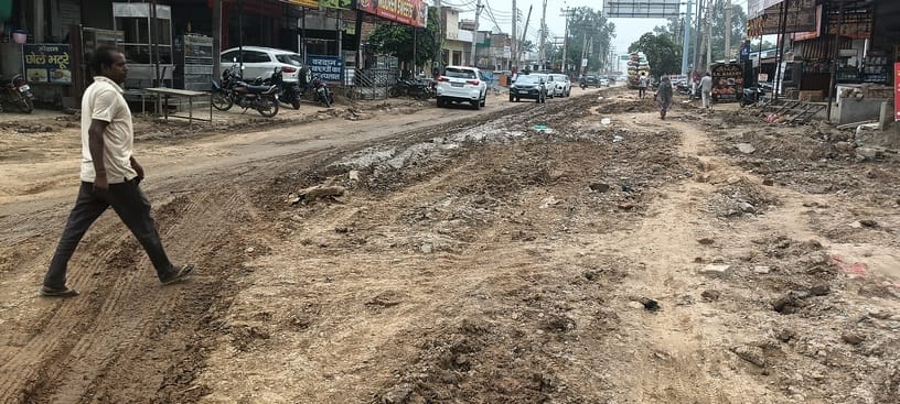 25 ढांड 01  बाबा बिहारी दास चौक से पंचमुखी चौक की ओर जाने वाली सड़क पर फैला कीचड़।