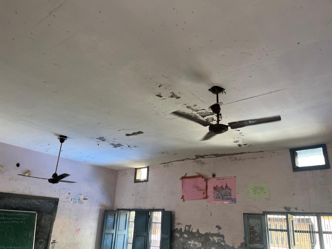 4 नंबर स्कूल के गेट के बाहर रखा ट्रांसफार्मर व पड़ी गंदगी। संवाद 4 नंबर स्कूल के गेट के बाहर रखा ट्रांसफार्मर व पड़ी गंदगी। संवाद