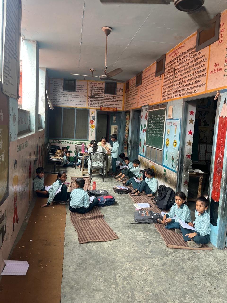 4 नंबर स्कूल के गेट के बाहर रखा ट्रांसफार्मर व पड़ी गंदगी। संवाद 4 नंबर स्कूल के गेट के बाहर रखा ट्रांसफार्मर व पड़ी गंदगी। संवाद