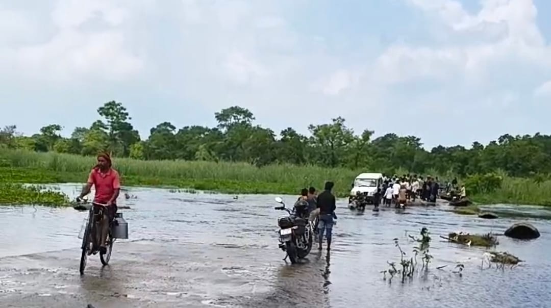 अहिरौलीदान मे किमी 13.980 ठोकर की निगरानी करते अभियंता।संवाद अहिरौलीदान मे किमी 13.980 ठोकर की निगरानी करते अभियंता।संवाद