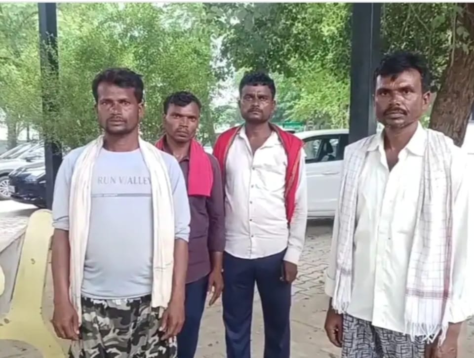 अस्पताल में पहुंचे हुए मृतक के परिजन।संवाद अस्पताल में पहुंचे हुए मृतक के परिजन।संवाद