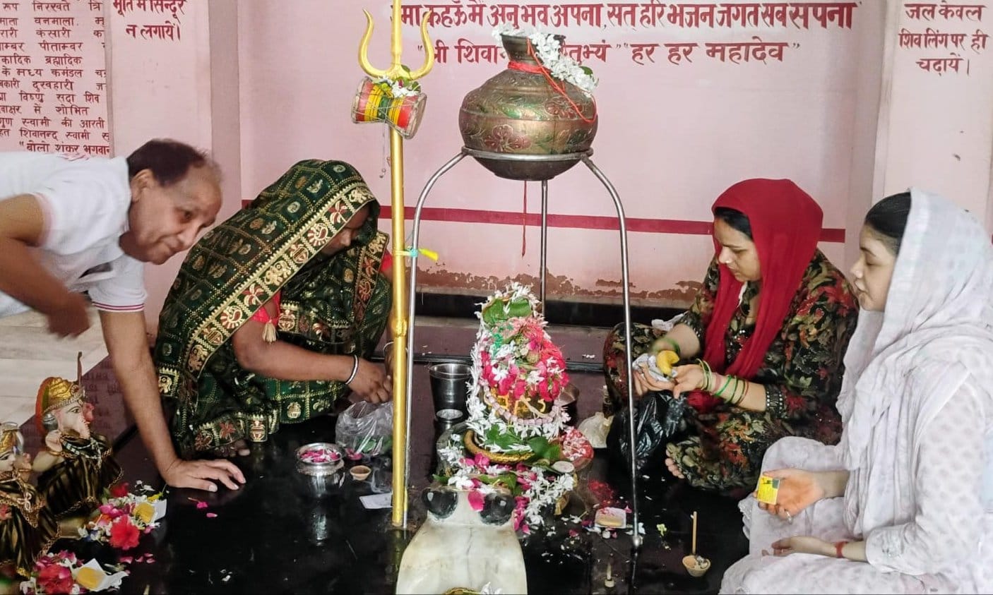 बाबा भयहरणनाथ धाम में सावन माह के अंतिम दिन जलाभिषेक करते श्रद्धालु। पुजारी बाबा भयहरणनाथ धाम में सावन माह के अंतिम दिन जलाभिषेक करते श्रद्धालु। पुजारी