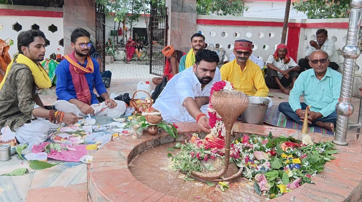 बाबा भयहरणनाथ धाम में सावन माह के अंतिम दिन जलाभिषेक करते श्रद्धालु। पुजारी बाबा भयहरणनाथ धाम में सावन माह के अंतिम दिन जलाभिषेक करते श्रद्धालु। पुजारी