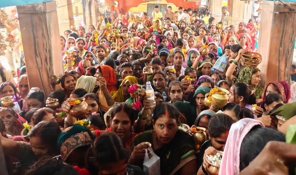 बाबा भयहरणनाथ धाम में सावन माह के अंतिम दिन जलाभिषेक करते श्रद्धालु। पुजारी बाबा भयहरणनाथ धाम में सावन माह के अंतिम दिन जलाभिषेक करते श्रद्धालु। पुजारी