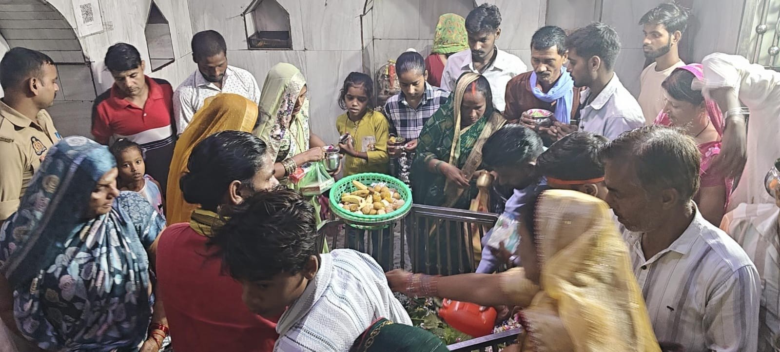 बाबा भयहरणनाथ धाम में सावन माह के अंतिम दिन जलाभिषेक करते श्रद्धालु। पुजारी बाबा भयहरणनाथ धाम में सावन माह के अंतिम दिन जलाभिषेक करते श्रद्धालु। पुजारी