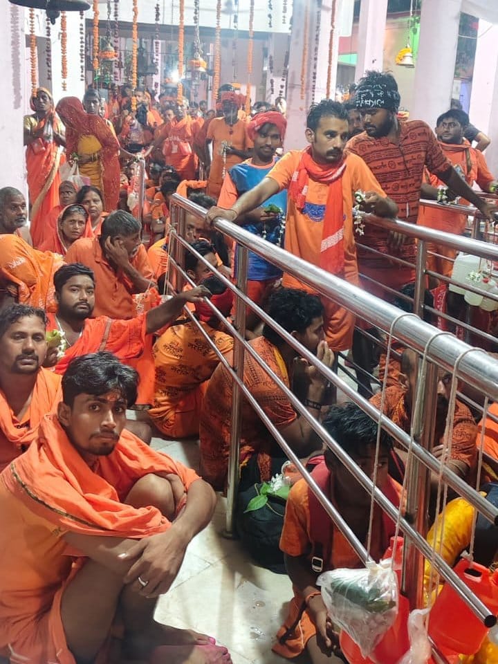 बाबा भयहरणनाथ धाम में सावन माह के अंतिम दिन जलाभिषेक करते श्रद्धालु। पुजारी बाबा भयहरणनाथ धाम में सावन माह के अंतिम दिन जलाभिषेक करते श्रद्धालु। पुजारी
