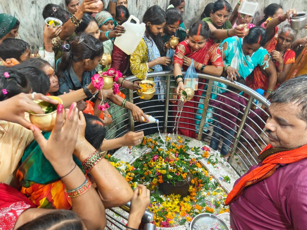 बाबा भयहरणनाथ धाम में सावन माह के अंतिम दिन जलाभिषेक करते श्रद्धालु। पुजारी बाबा भयहरणनाथ धाम में सावन माह के अंतिम दिन जलाभिषेक करते श्रद्धालु। पुजारी