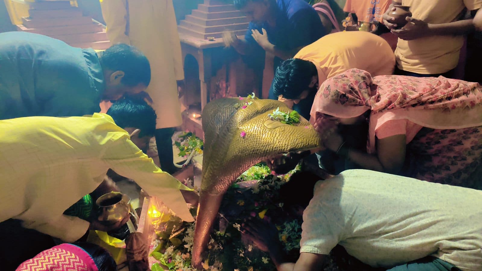 बाबा भयहरणनाथ धाम में सावन माह के अंतिम दिन जलाभिषेक करते श्रद्धालु। पुजारी बाबा भयहरणनाथ धाम में सावन माह के अंतिम दिन जलाभिषेक करते श्रद्धालु। पुजारी