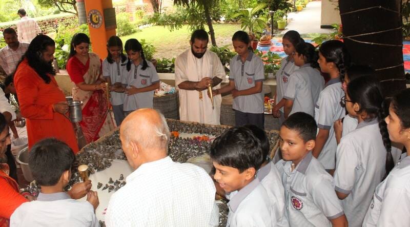 बच्चों ने बनाए 1008 शिवलिंग, हुआ महारुद्राभिषेक बच्चों ने बनाए 1008 शिवलिंग, हुआ महारुद्राभिषेक