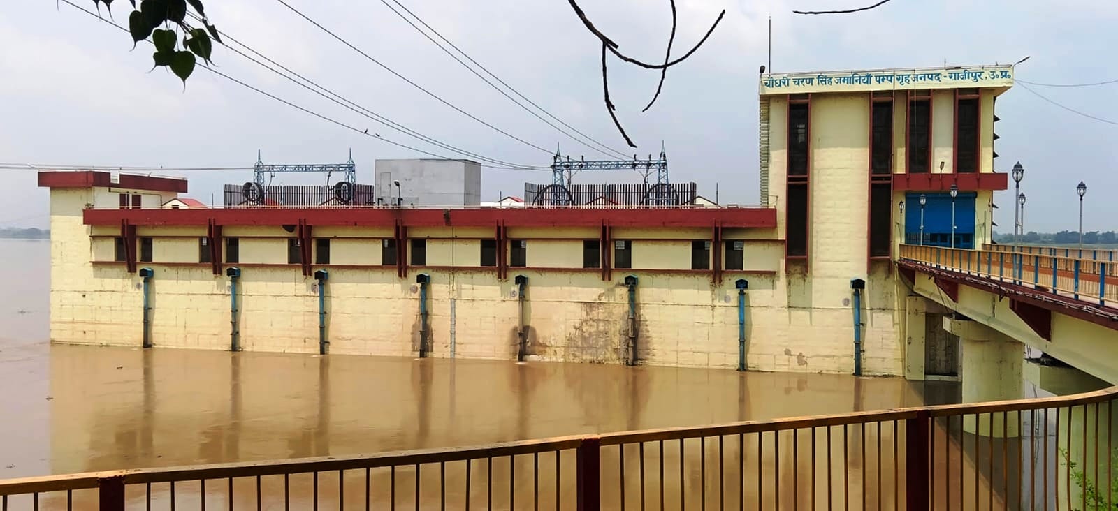बाढ के पानी में डूबा जमानिया नगर स्थित बलुआ घाटा का शवदाह स्थल। संवाद बाढ के पानी में डूबा जमानिया नगर स्थित बलुआ घाटा का शवदाह स्थल। संवाद