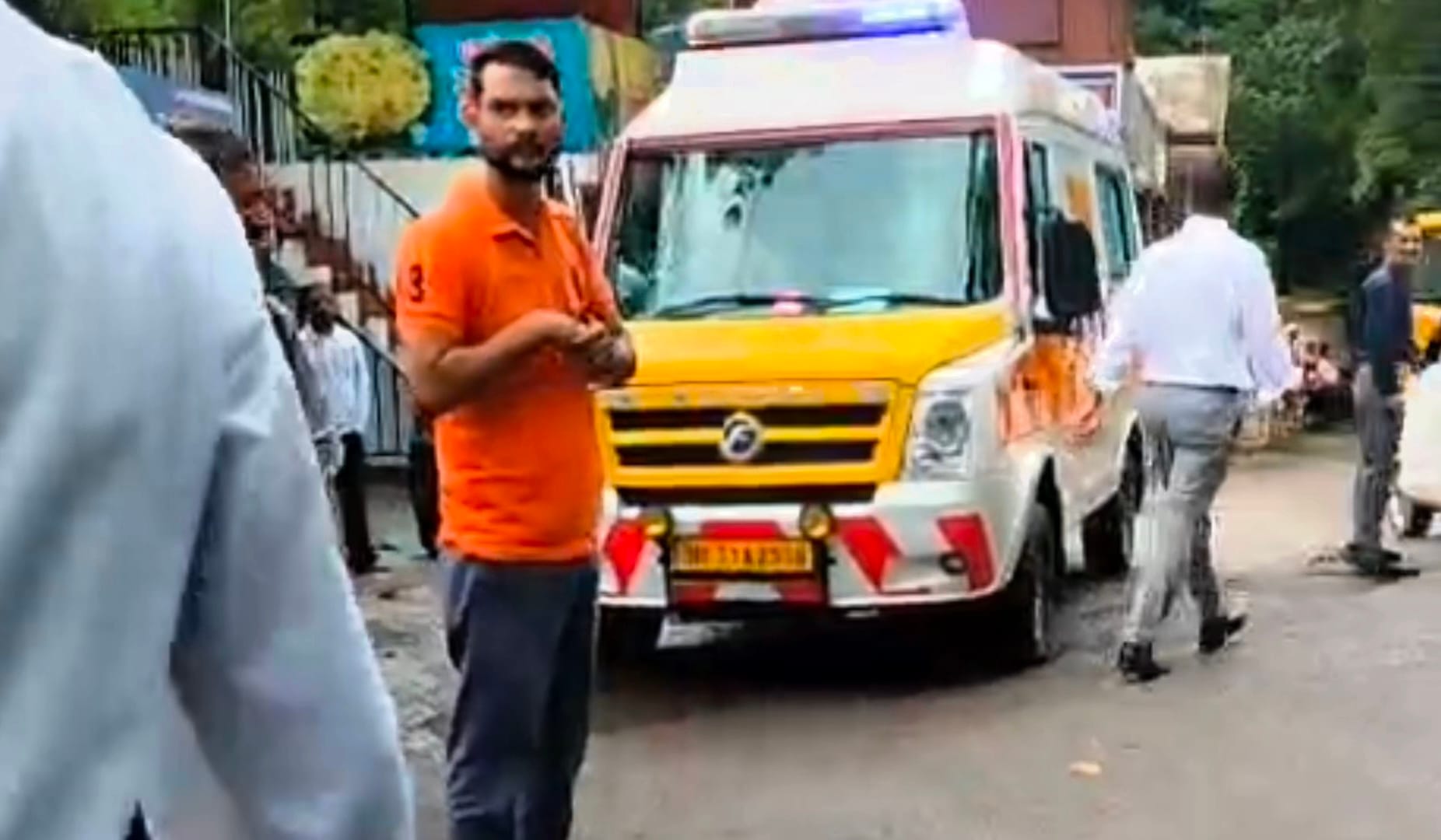 बांगरन पुल के पास ट्राला खराब होने से लगा जाम। संवाद बांगरन पुल के पास ट्राला खराब होने से लगा जाम। संवाद
