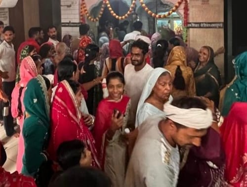भगवान शिव के मंदिर में जलाभिषेक करते श्रद्धालु