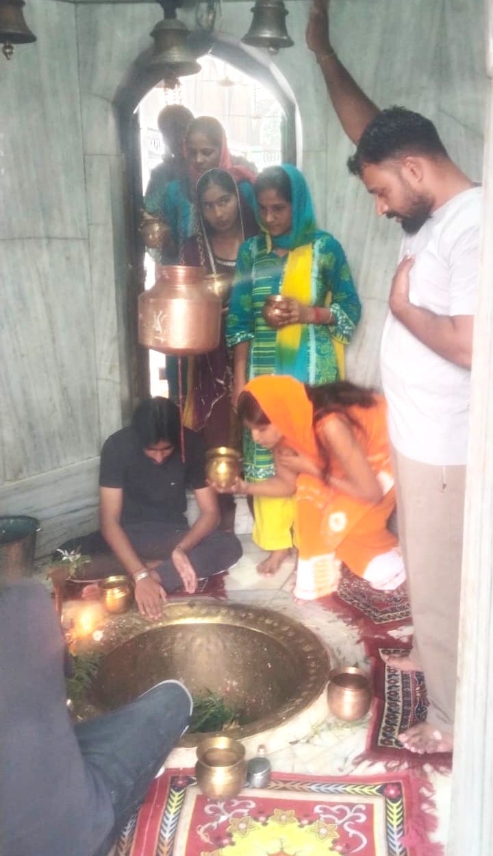 भाटली के प्राचीन स्वयंभू शिव मंदिर में सजाया गया शिवलिंग। संवाद