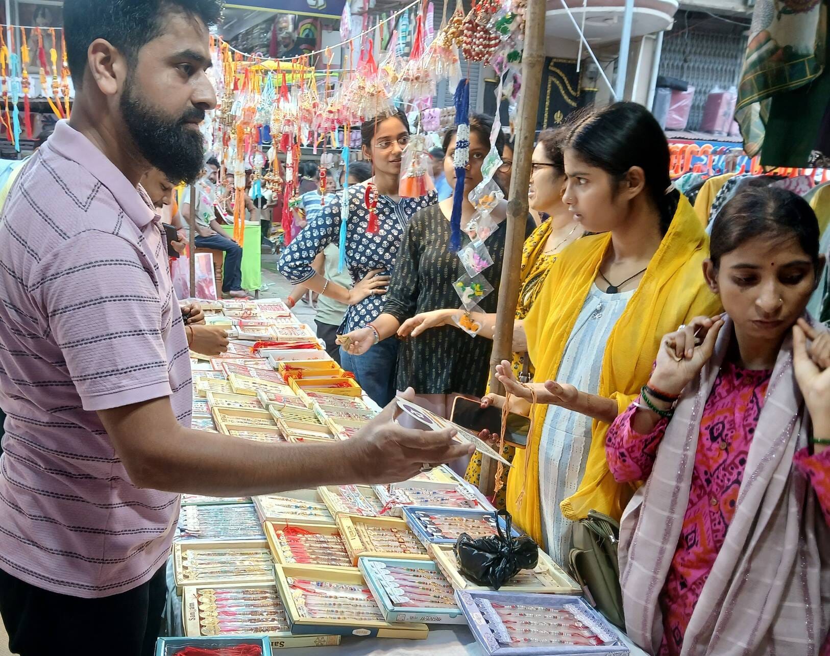 चाैक बाजार में राखी खरीदतीं बहनें और सराफा दुकान में चांदी की राखियां देखतीं मां-बेटी। संवाद चाैक बाजार में राखी खरीदतीं बहनें और सराफा दुकान में चांदी की राखियां देखतीं मां-बेटी। संवाद