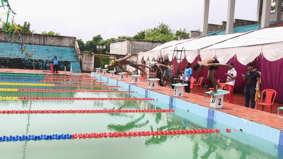 डाभासेमर स्टेडियम में तैराकी प्रतियोगिता में शामिल प्रतिभागी खिलाड़ी।
