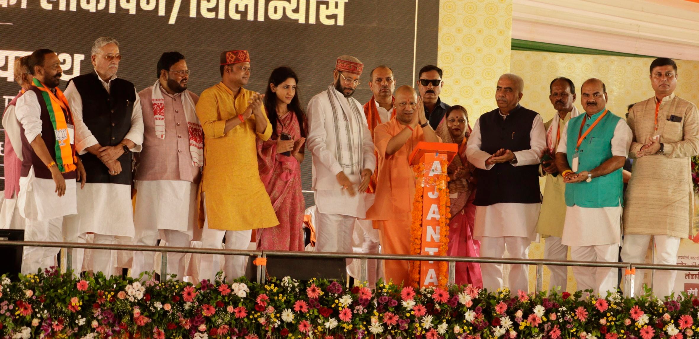 डिग्री कॉलेज के मैदान पर आयोजित जनसभा में मौजूद महिलाओं की भीड़। डिग्री कॉलेज के मैदान पर आयोजित जनसभा में मौजूद महिलाओं की भीड़।