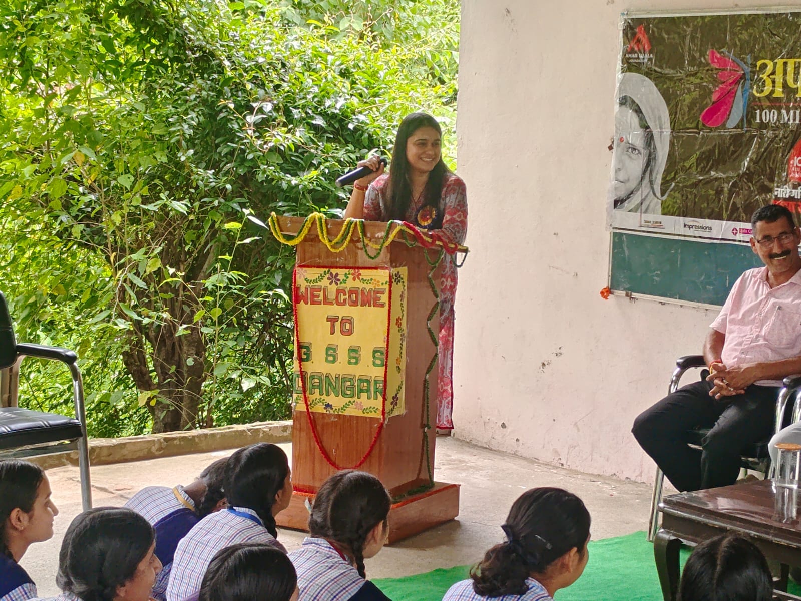 डंगार स्कूल में आयोजित अपराजिता कार्यक्रम में मुख्य वक्ता के साथ छात्राएं। संवाद