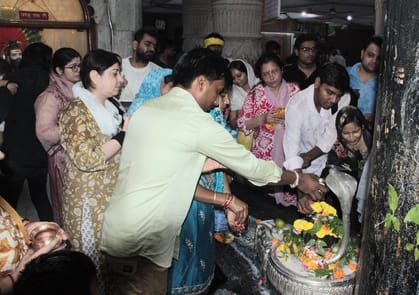 फरीदाबाद एनआईटी पांच तत्कालेश्वर मंदिर में सावन के आखिरी सोमवार को पूजा करते श्रद्धालु । संवाद फरीदाबाद एनआईटी पांच तत्कालेश्वर मंदिर में सावन के आखिरी सोमवार को पूजा करते श्रद्धालु । संवाद