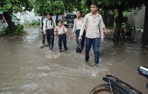 फरीदाबाद सेक्टर 49 गुरूग्राम रोड पर भरा बारिश का पानी । फोटो जोगेंद्र शर्मा फरीदाबाद सेक्टर 49 गुरूग्राम रोड पर भरा बारिश का पानी । फोटो जोगेंद्र शर्मा