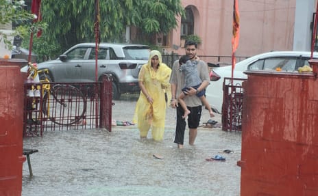 फरीदाबाद सेक्टर 49 गुरूग्राम रोड पर भरा बारिश का पानी । फोटो जोगेंद्र शर्मा फरीदाबाद सेक्टर 49 गुरूग्राम रोड पर भरा बारिश का पानी । फोटो जोगेंद्र शर्मा