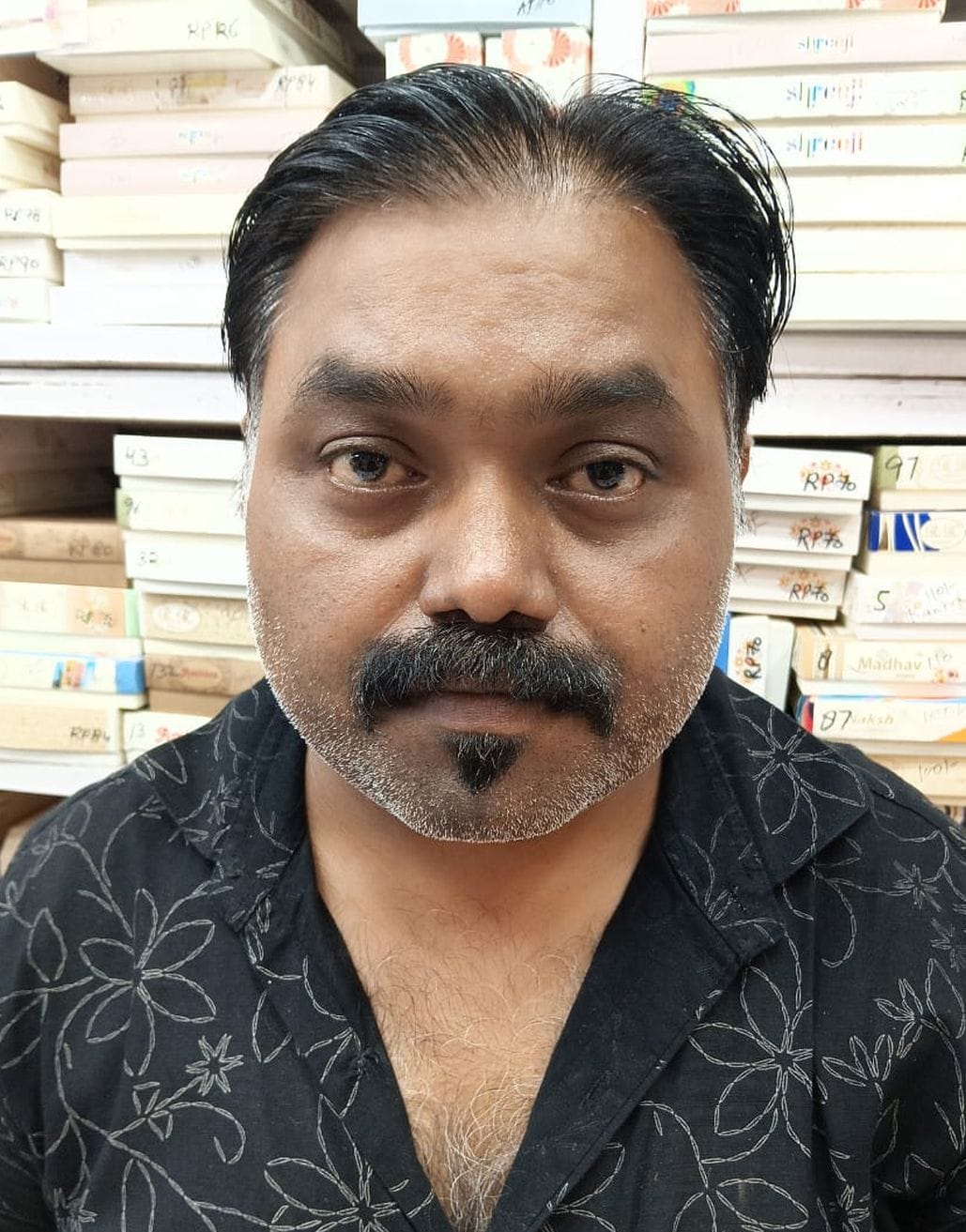फोटो-15- रक्षाबंधन की तैयारी में राखियां खरीदते लोग। संवाद फोटो-15- रक्षाबंधन की तैयारी में राखियां खरीदते लोग। संवाद