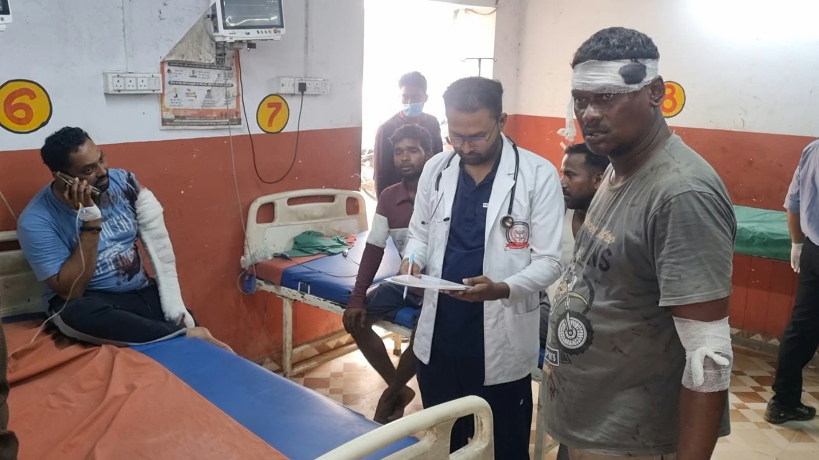 फोटो-18-पलटी कार में फंसा संतोष। संवाद फोटो-18-पलटी कार में फंसा संतोष। संवाद