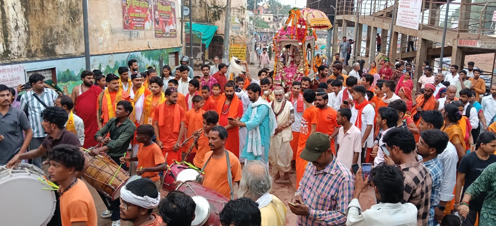 फोटो 24 सीकेटीपी 24 भगवान मत्तगजेंद्र नाथ की पालकी यात्रा में उमड़े भक्त। संवाद फोटो 24 सीकेटीपी 24 भगवान मत्तगजेंद्र नाथ की पालकी यात्रा में उमड़े भक्त। संवाद
