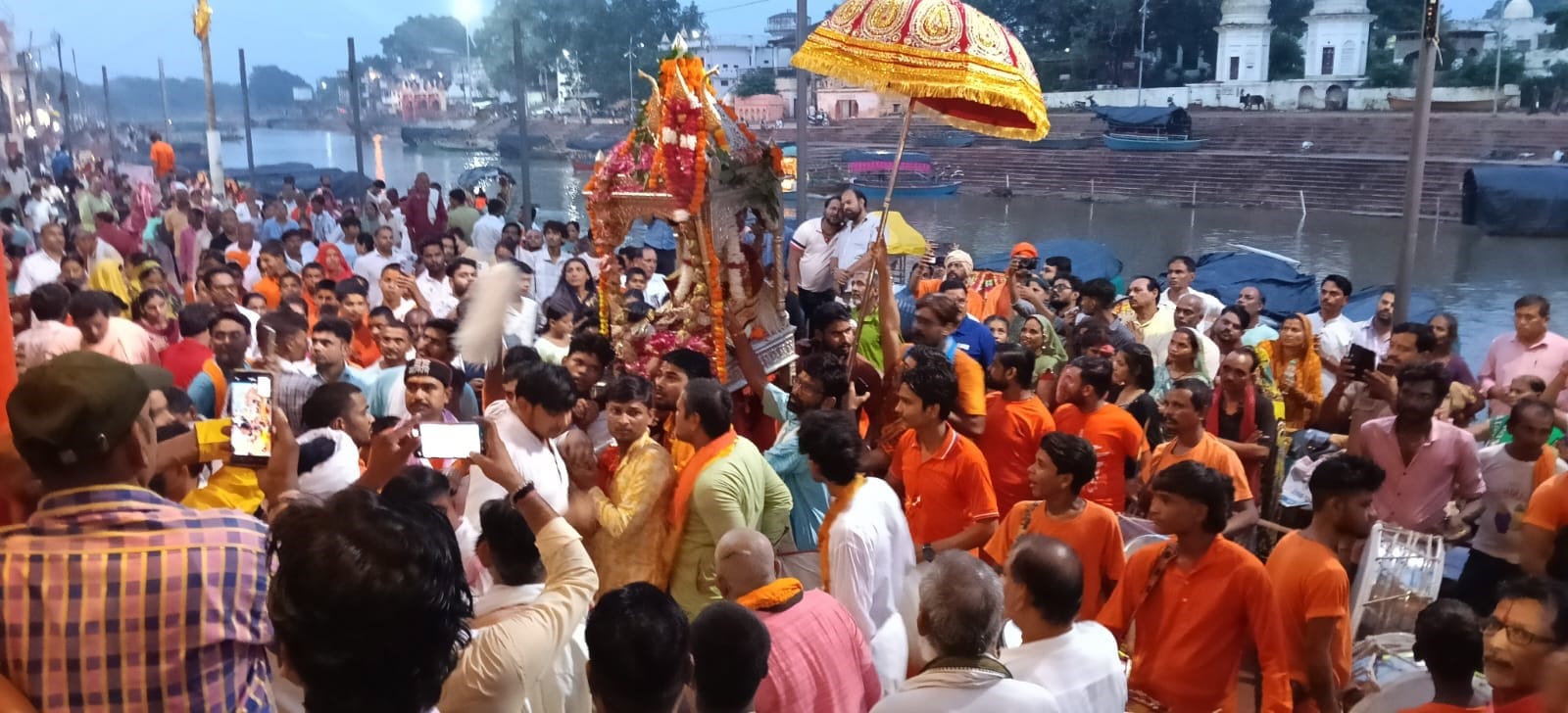 फोटो 24 सीकेटीपी 24 भगवान मत्तगजेंद्र नाथ की पालकी यात्रा में उमड़े भक्त। संवाद फोटो 24 सीकेटीपी 24 भगवान मत्तगजेंद्र नाथ की पालकी यात्रा में उमड़े भक्त। संवाद