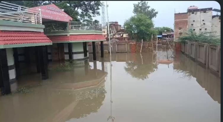 फोटो न- 25 सीकेटीपी 20 अहिरनपुरवा मार्ग पर जलभराव के बीच निकलती साइकिल सवार छात्रा। संवाद फोटो न- 25 सीकेटीपी 20 अहिरनपुरवा मार्ग पर जलभराव के बीच निकलती साइकिल सवार छात्रा। संवाद