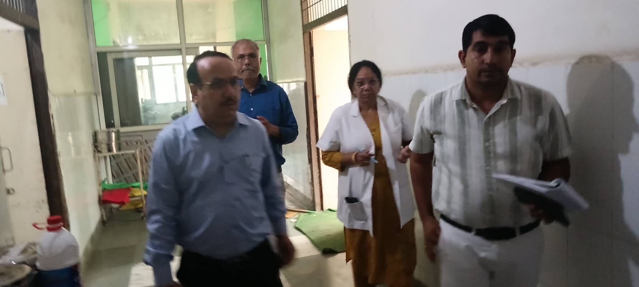 फोटो संख्या:-58 नागरिक अस्पताल में तीमारदारों की बीच जाते हुए सीएमओ अशोक। संवाद