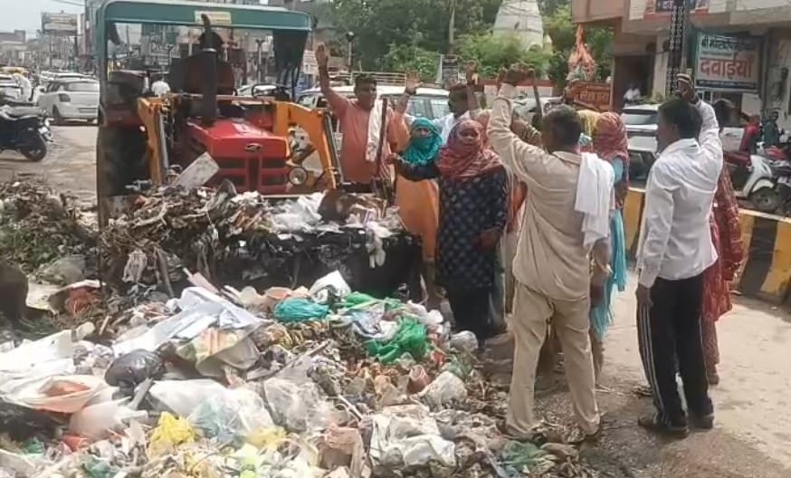 फोटो : सोनीपत में बारिश के बीच बहालगढ रोड किनारे पड़ा कूड़े का ढेर। संवाद